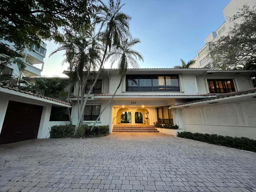 325 Sunset Drive - Photo 0