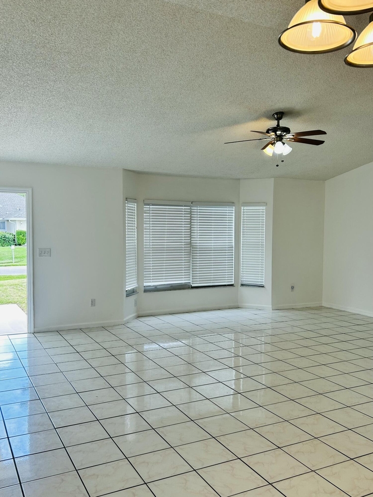 367 Sw Donna Terrace - Photo 1
