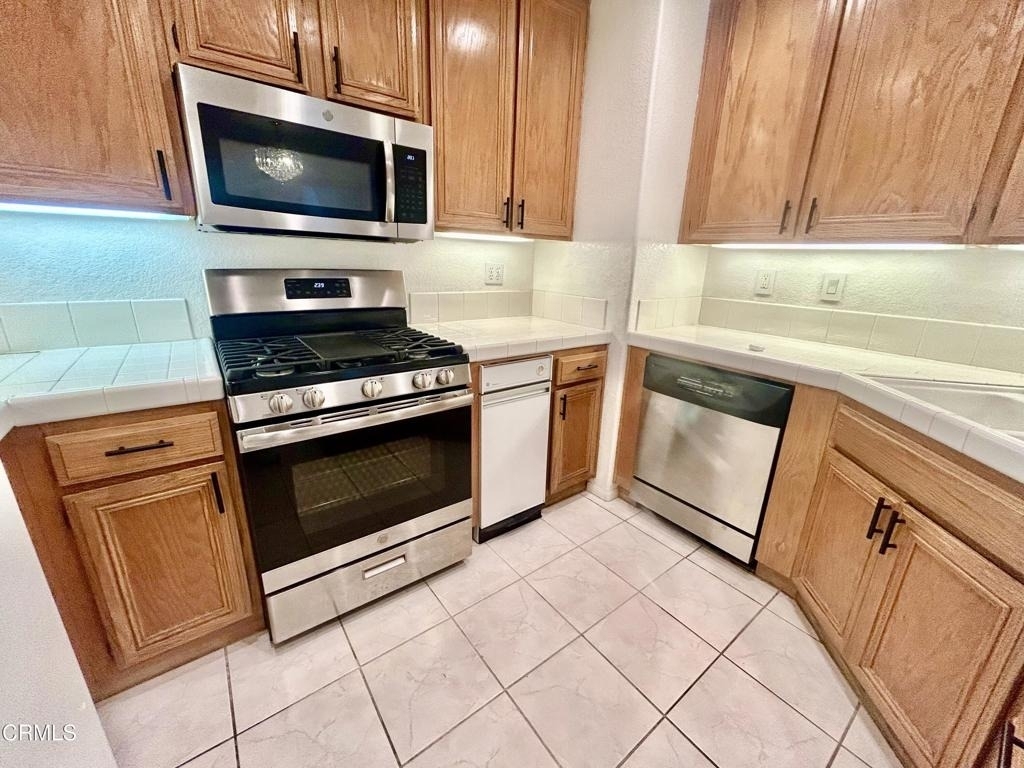 1066 Sheffield Place - Photo 8