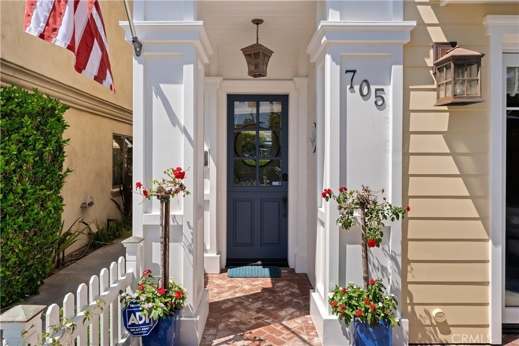 705 Goldenrod Avenue - Photo 0