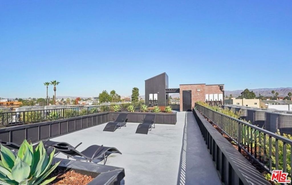 10806 Blix Street - Photo 4