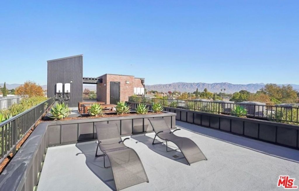 10806 Blix Street - Photo 3