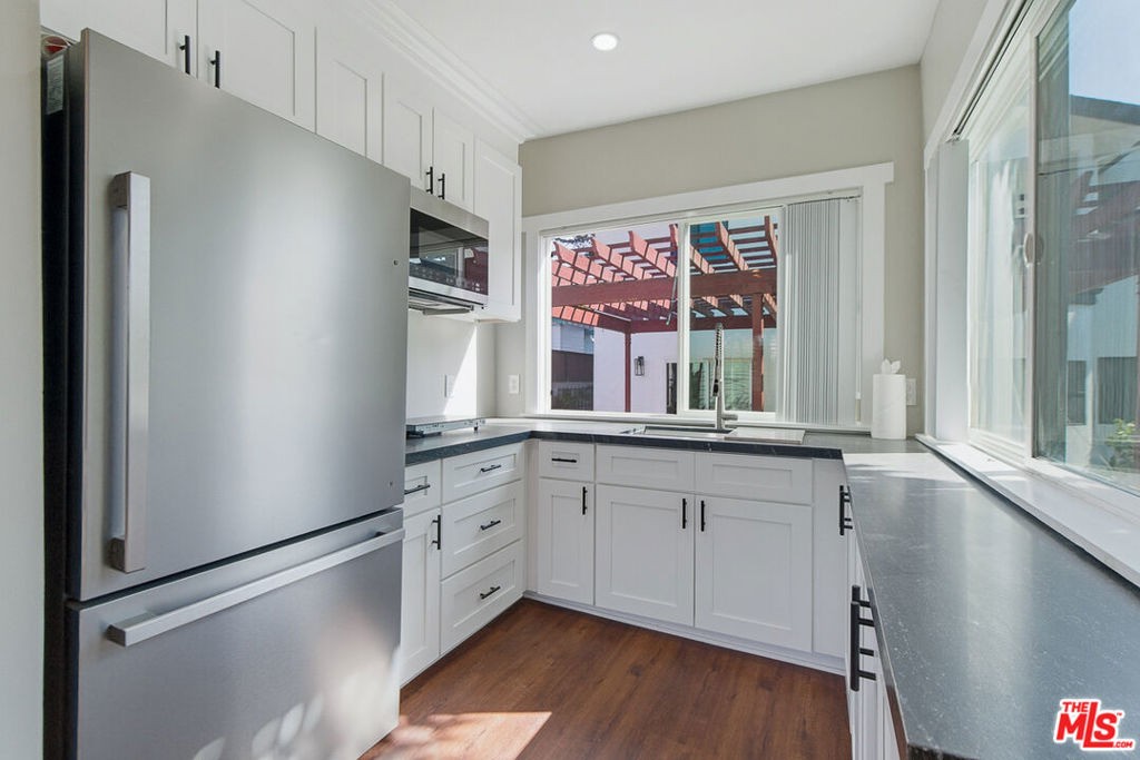 1301 Angelus Avenue - Photo 5