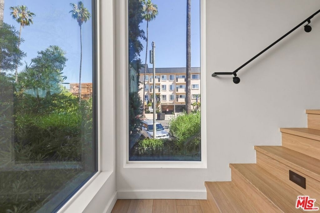 921 N Mariposa Avenue - Photo 0