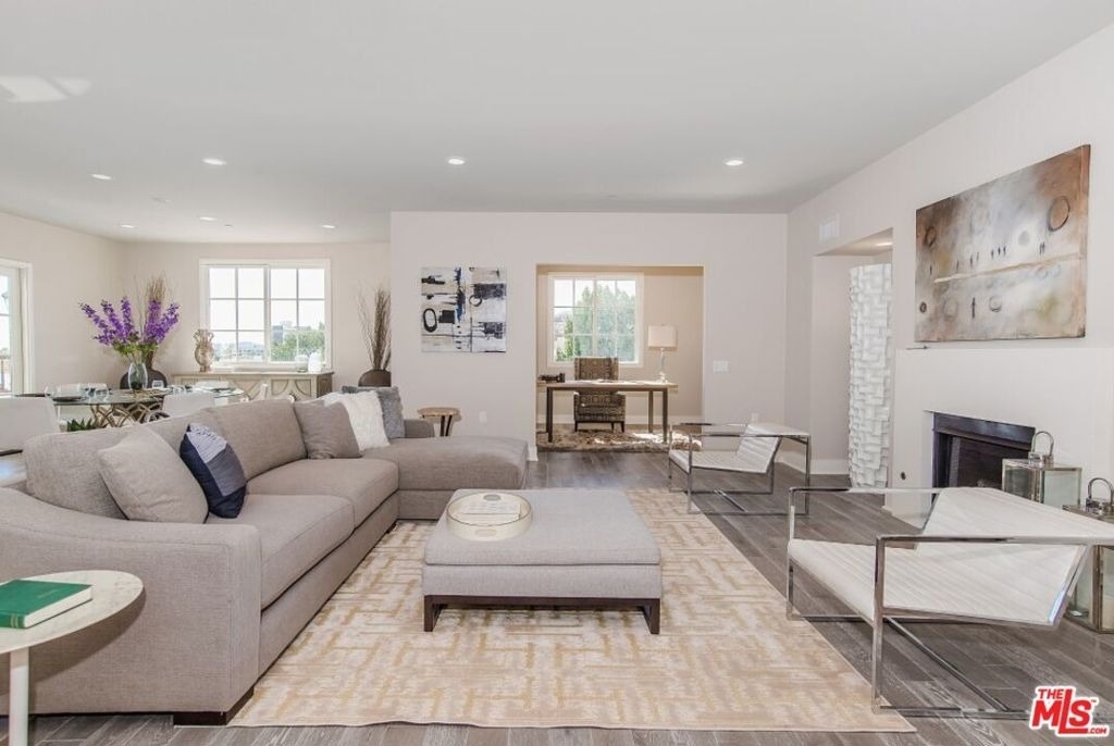 313 S Reeves Drive - Photo 1