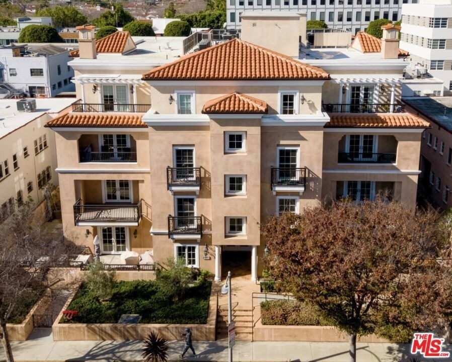 313 S Reeves Drive - Photo 0
