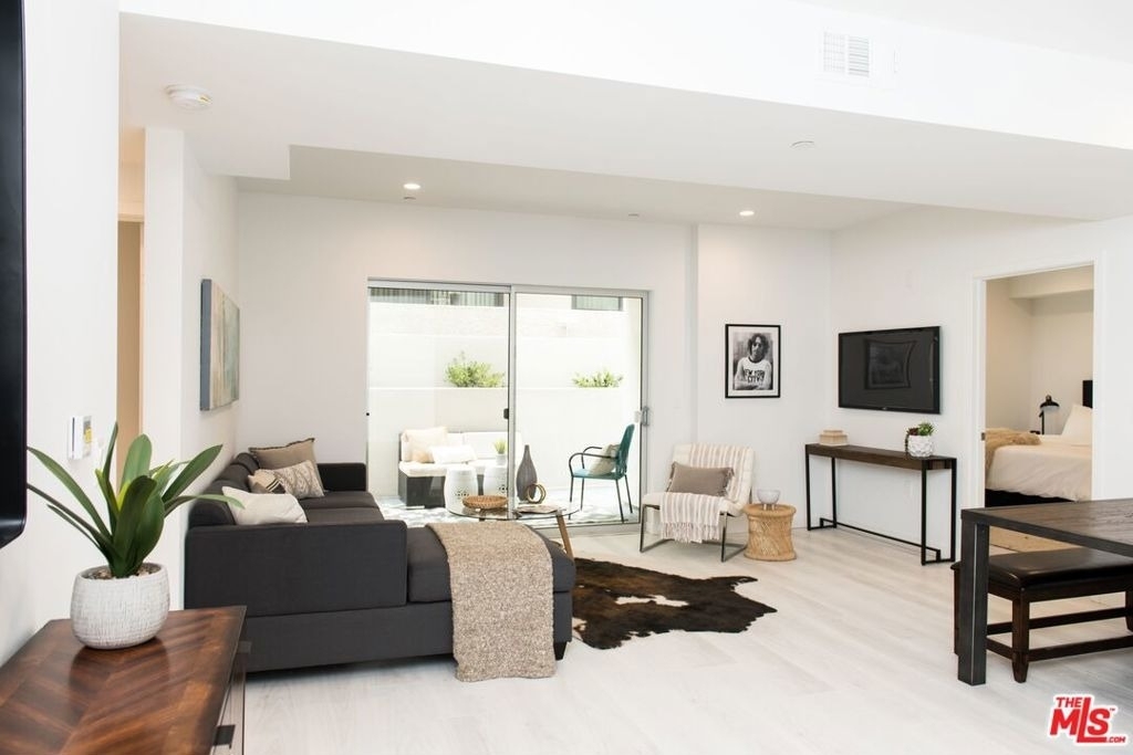 625 S Barrington Avenue - Photo 2