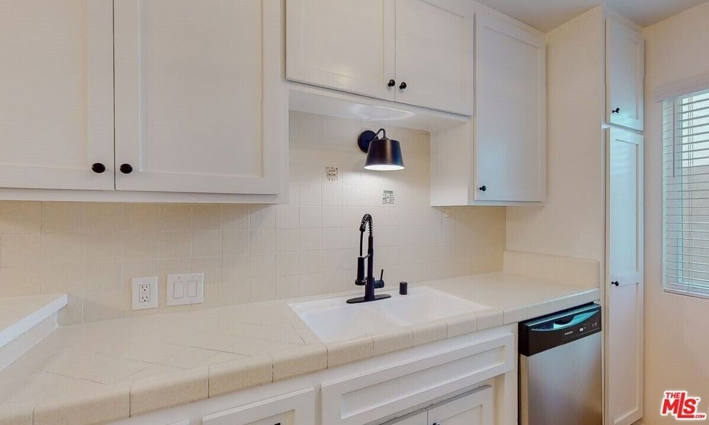 1827 Manning Avenue - Photo 10
