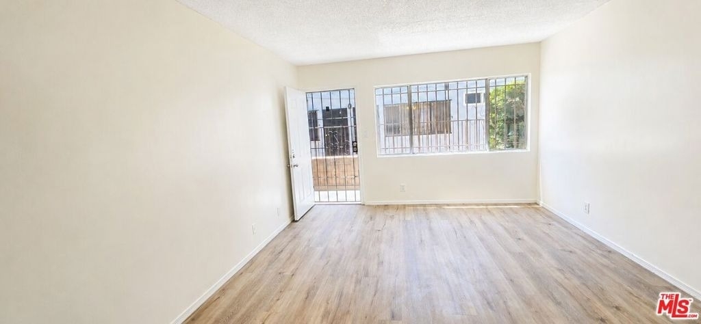 2630 S La Salle Avenue - Photo 1