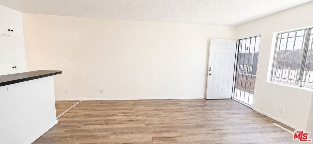 2630 S La Salle Avenue - Photo 3