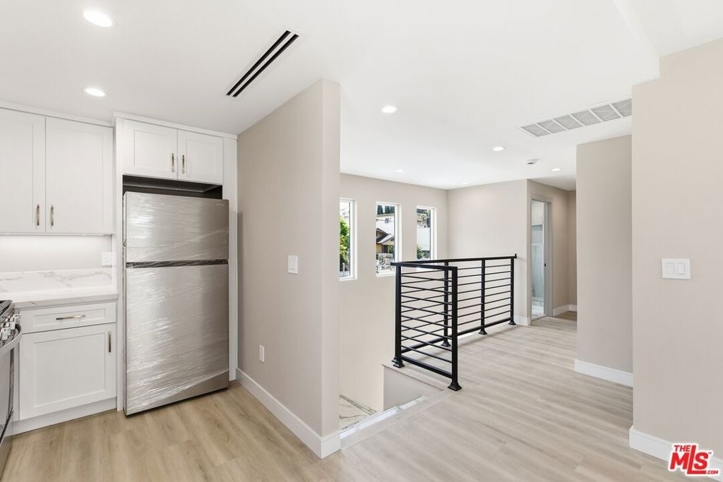 225 N Burlington Avenue - Photo 6