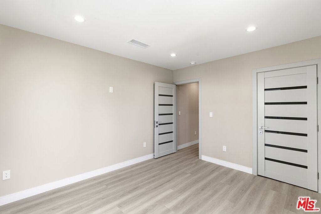 225 N Burlington Avenue - Photo 17