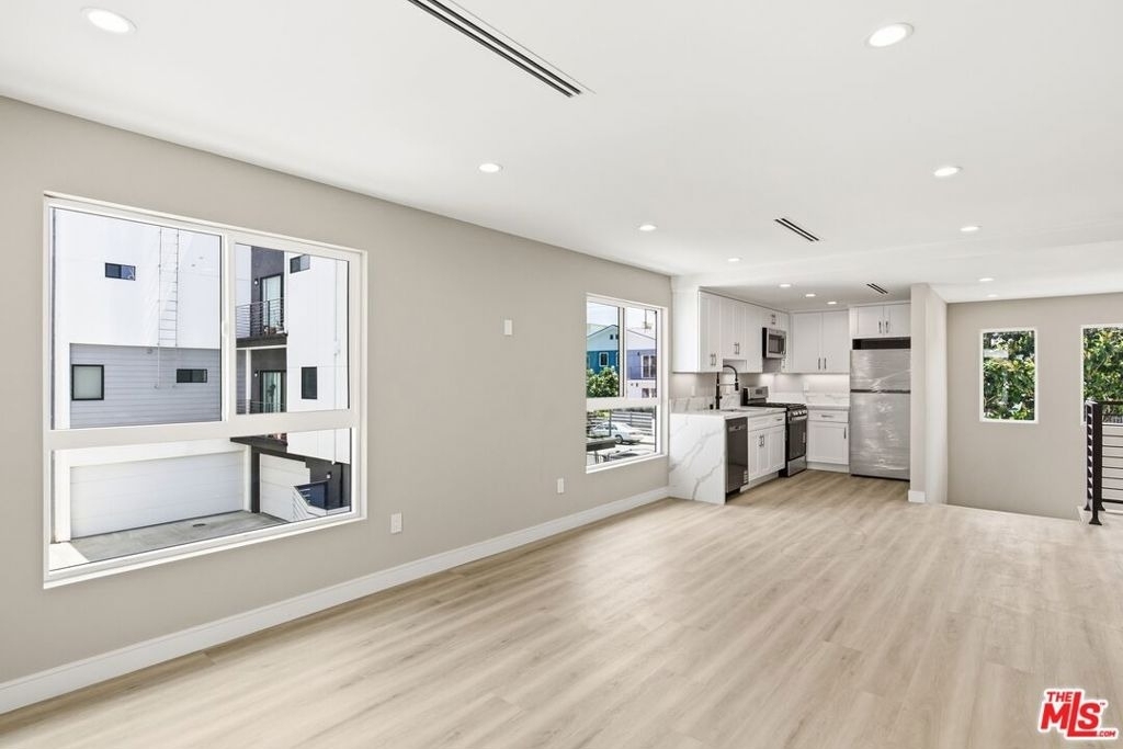 225 N Burlington Avenue - Photo 4
