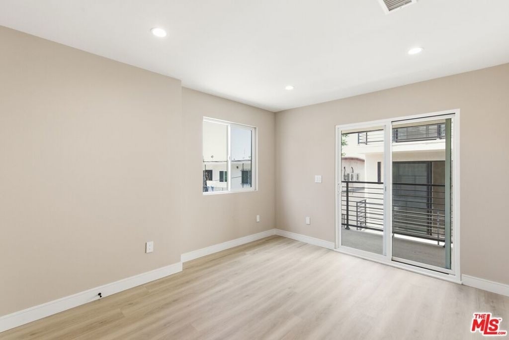 225 N Burlington Avenue - Photo 18