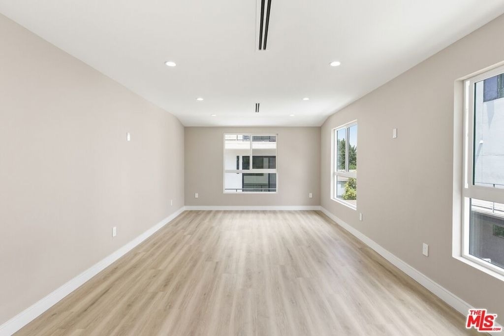 225 N Burlington Avenue - Photo 1