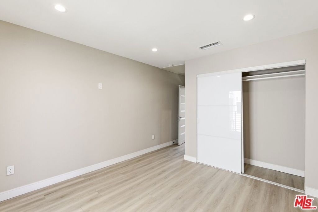 225 N Burlington Avenue - Photo 10