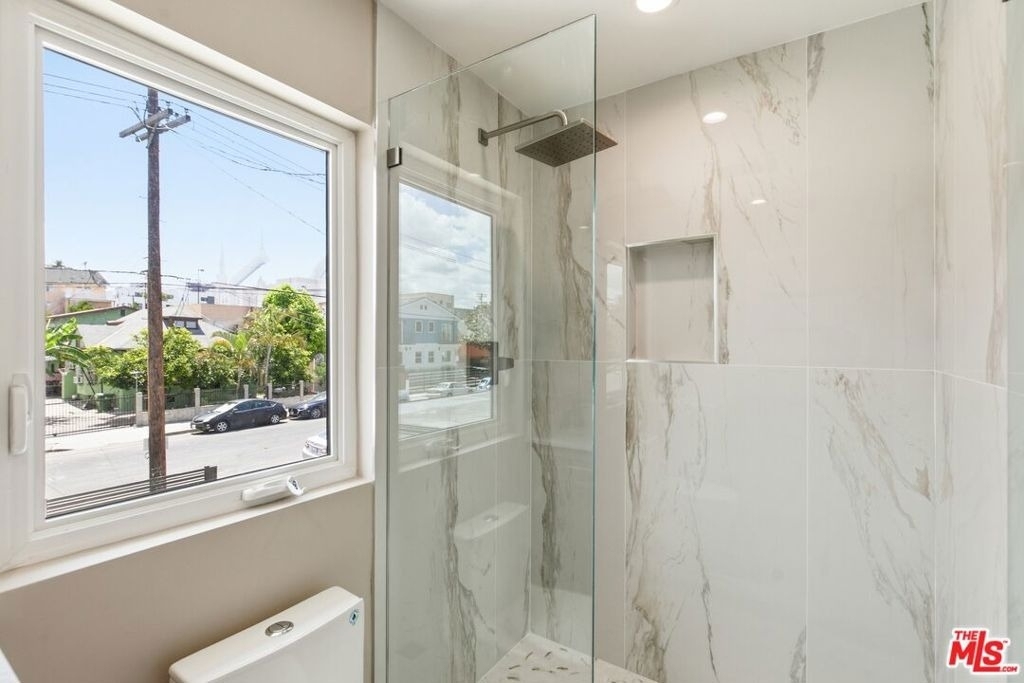 225 N Burlington Avenue - Photo 13