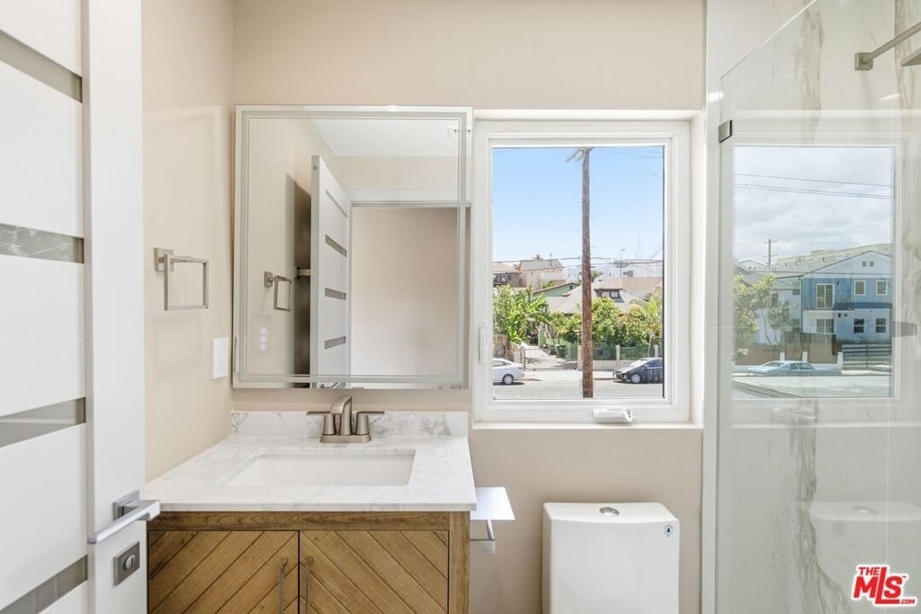 225 N Burlington Avenue - Photo 12