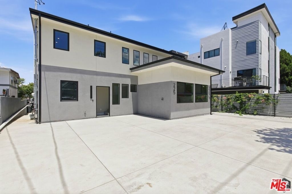 225 N Burlington Avenue - Photo 0