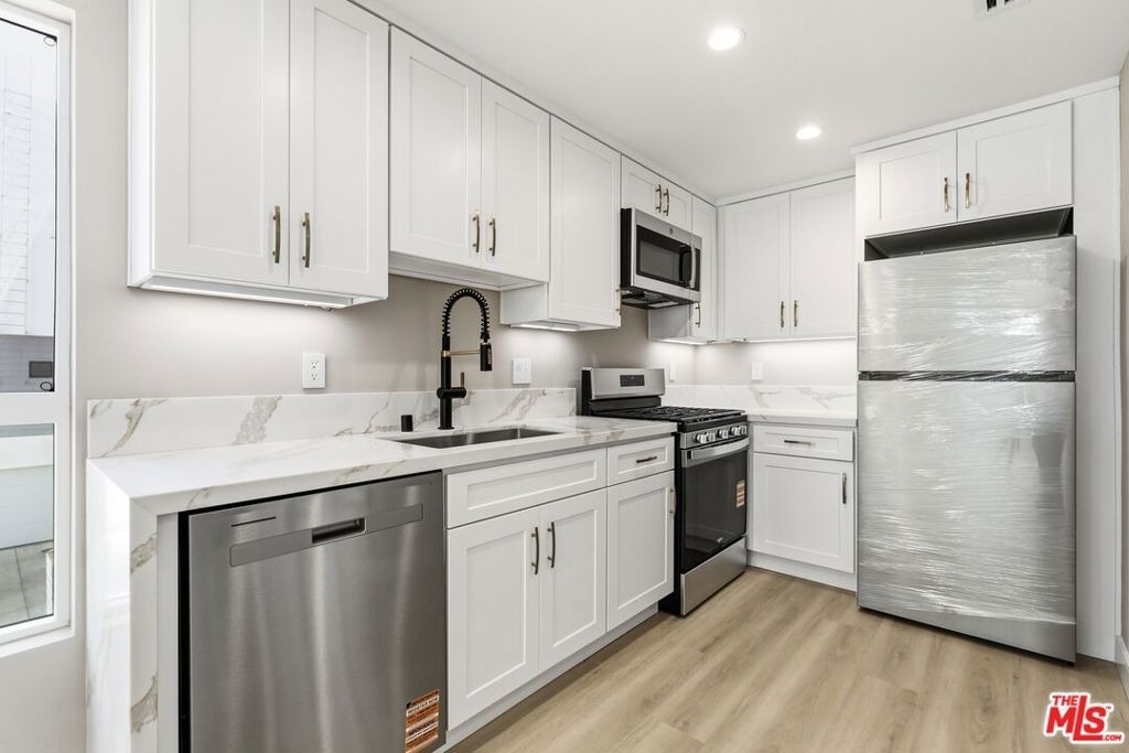 225 N Burlington Avenue - Photo 5