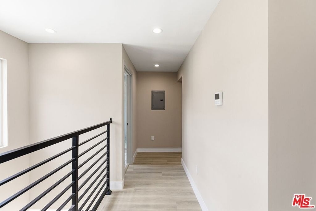 225 N Burlington Avenue - Photo 7