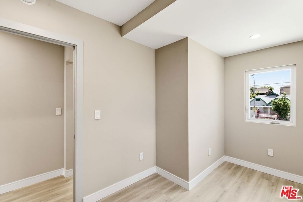 225 N Burlington Avenue - Photo 14