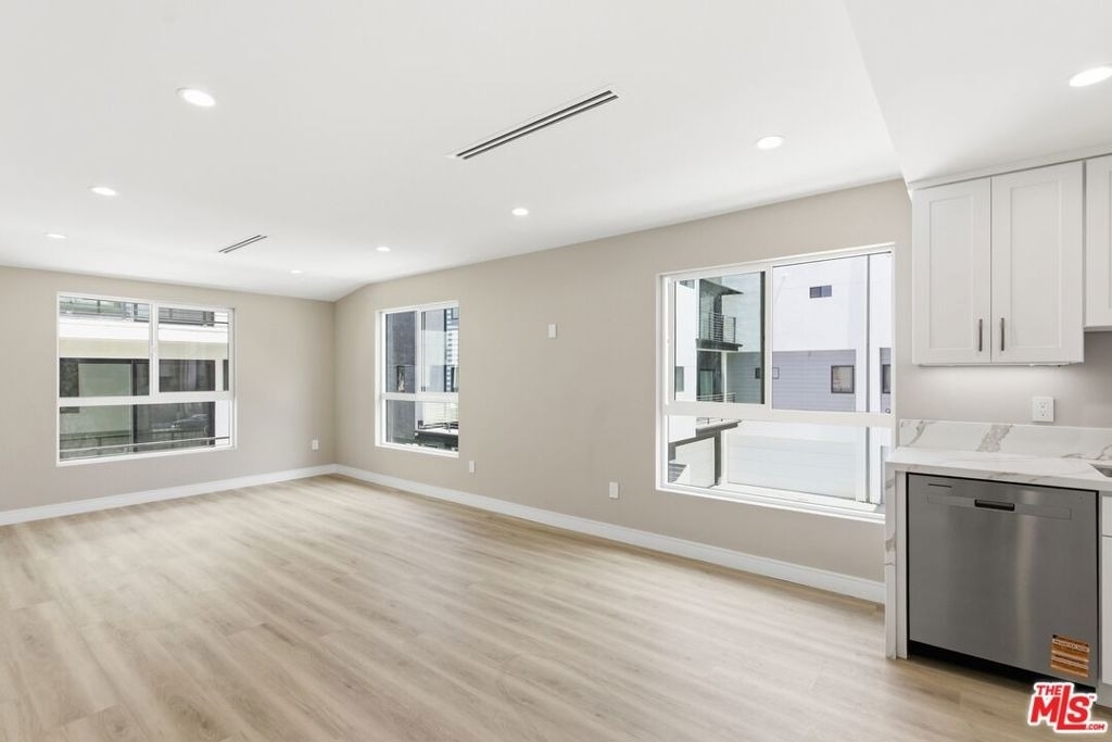 225 N Burlington Avenue - Photo 2