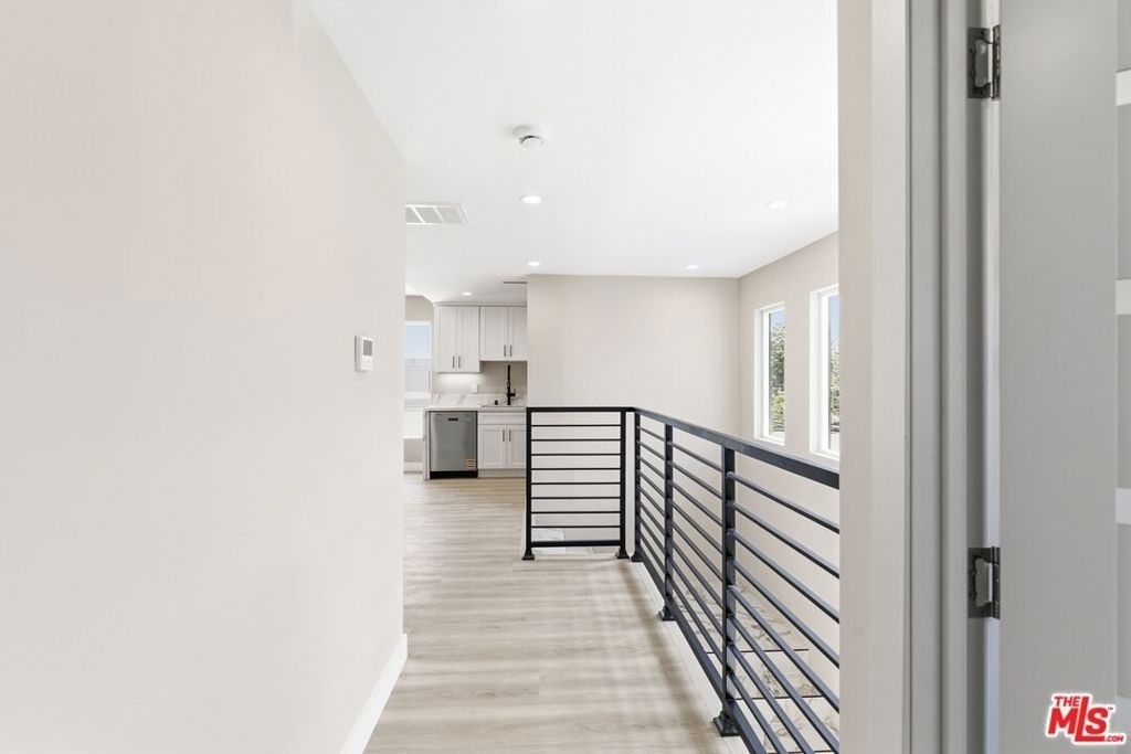 225 N Burlington Avenue - Photo 11