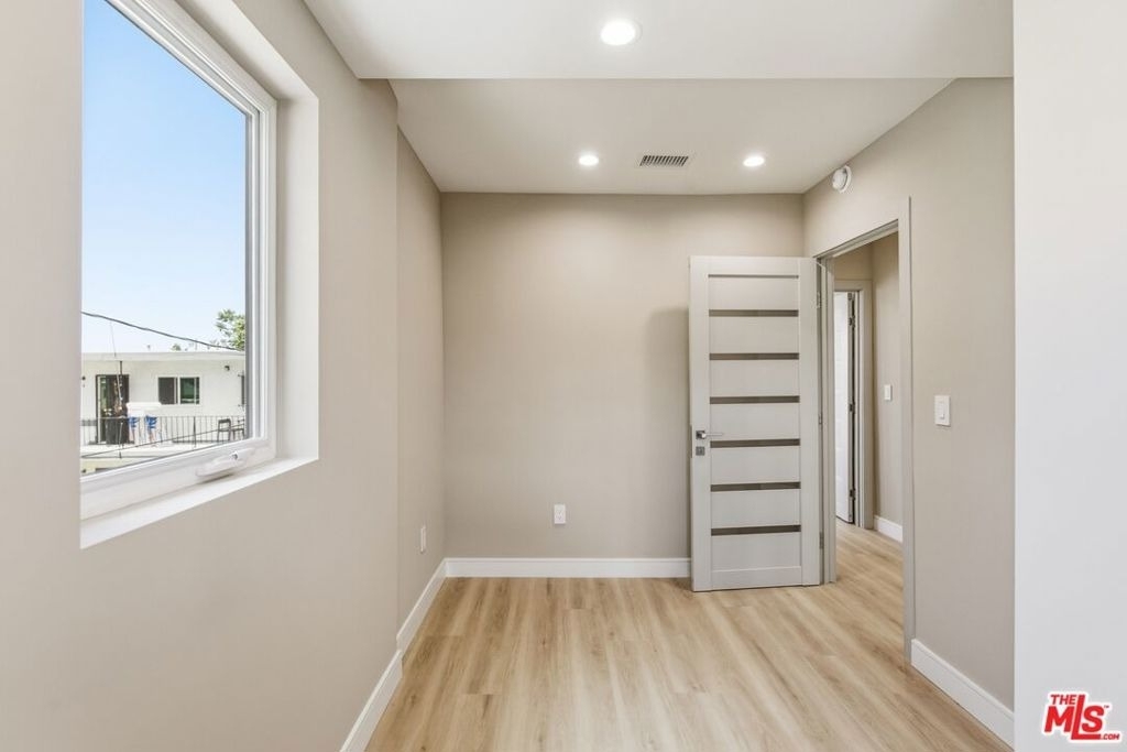 225 N Burlington Avenue - Photo 15