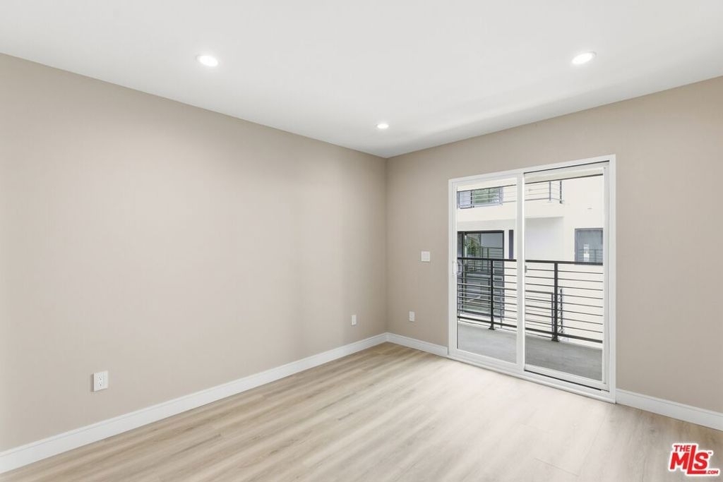 225 N Burlington Avenue - Photo 9