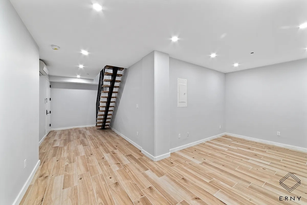 2913 Snyder Avenue - Photo 7