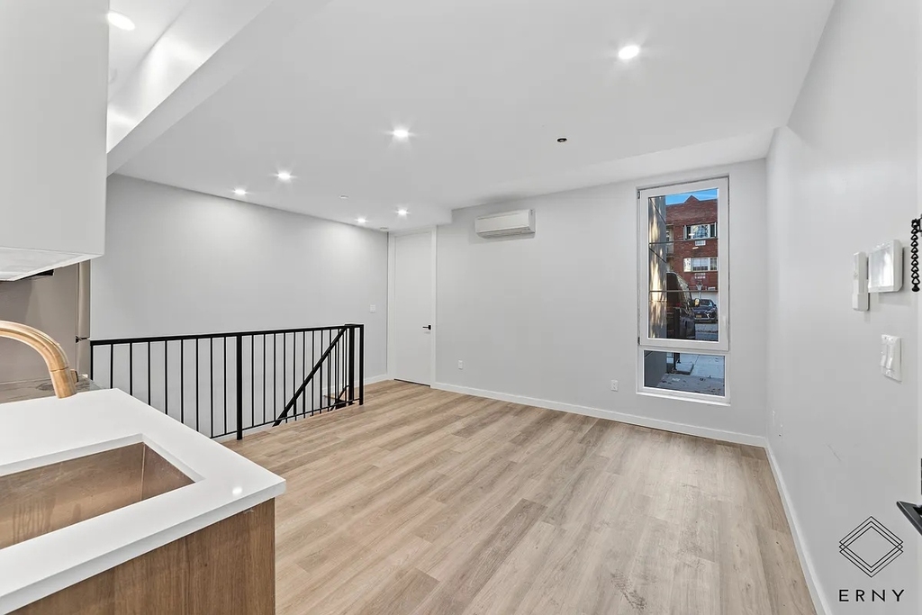 2913 Snyder Avenue - Photo 2