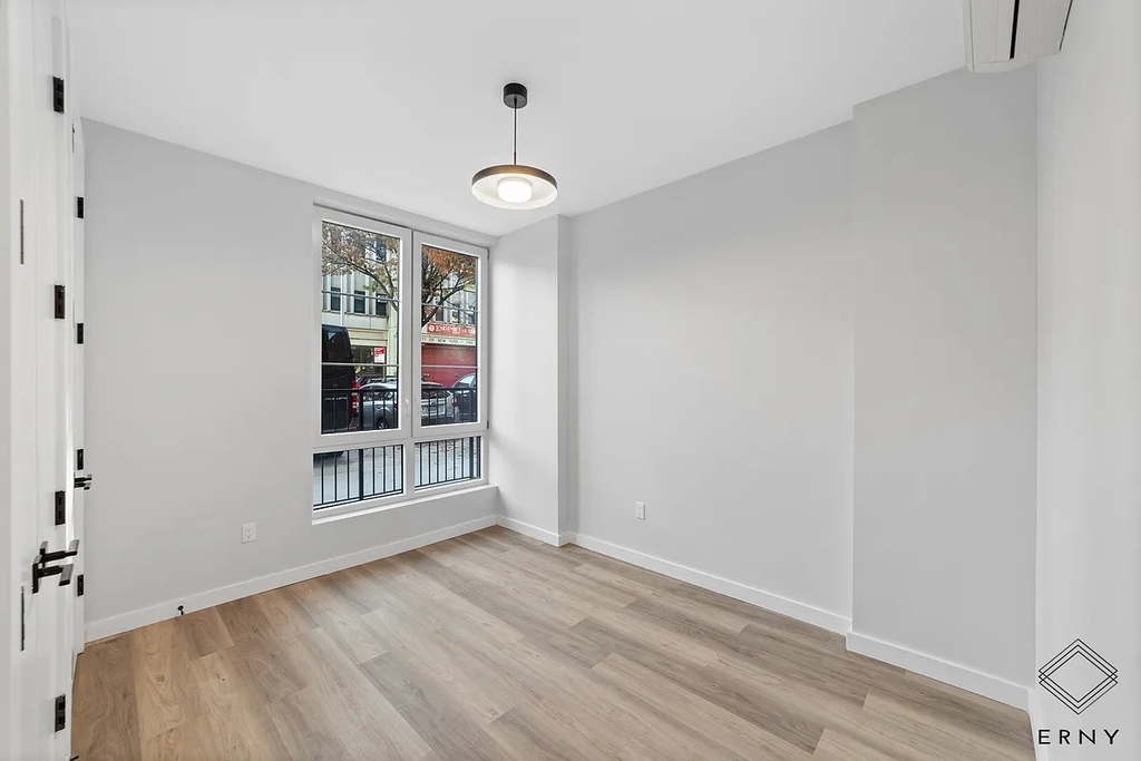 2913 Snyder Avenue - Photo 4