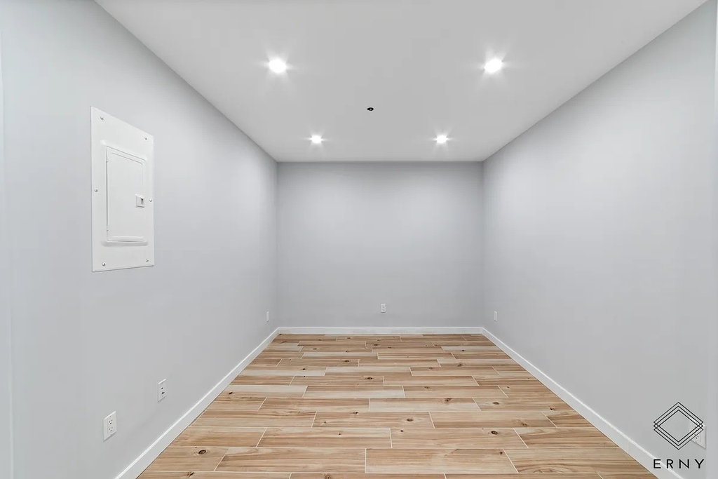 2913 Snyder Avenue - Photo 8