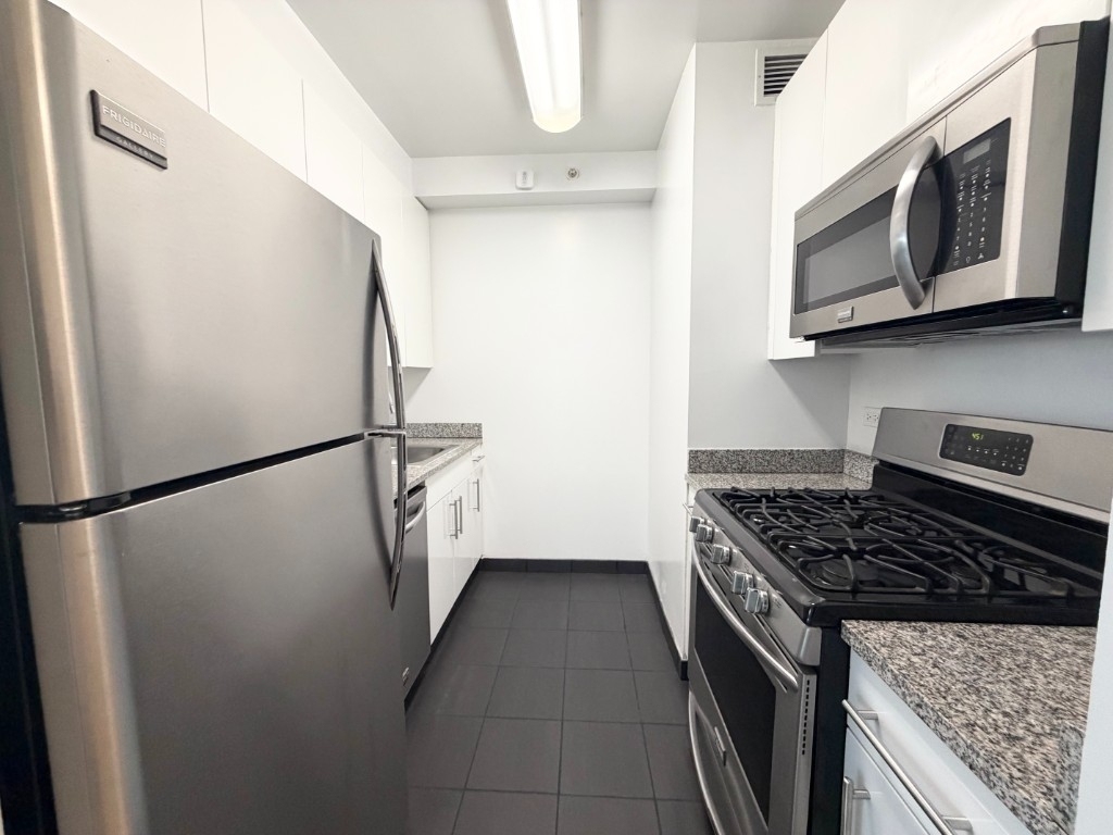 West 37th Street - Photo 8