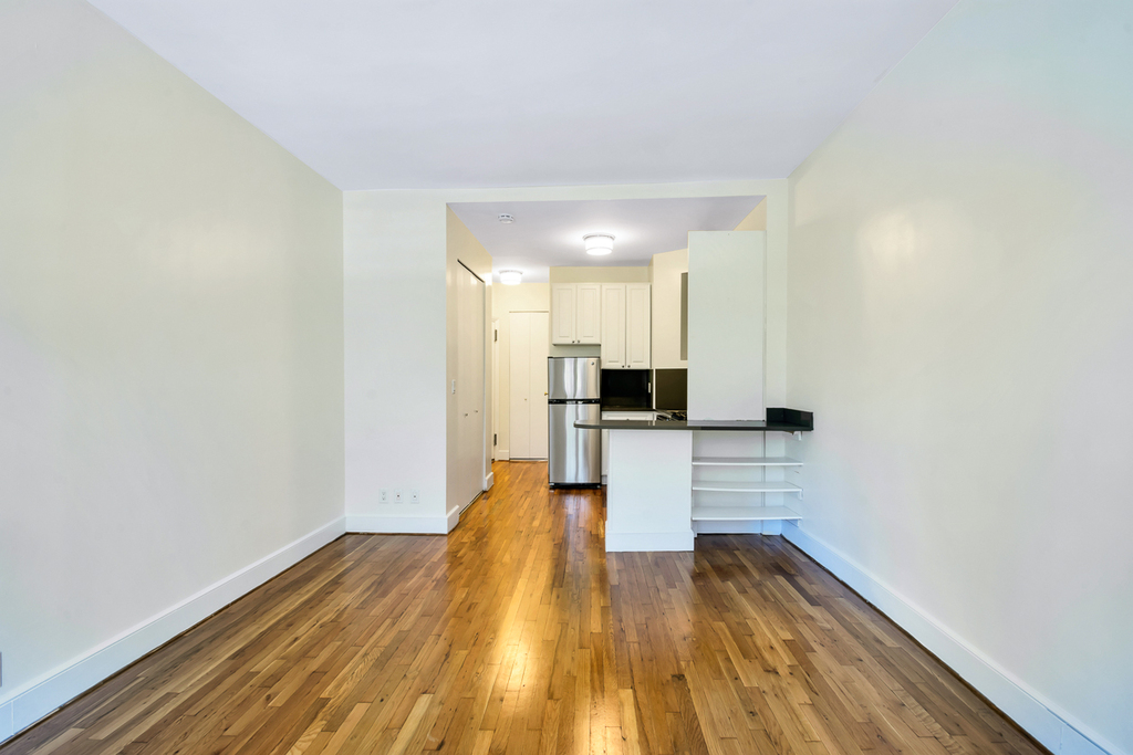 York Avenue - Photo 2