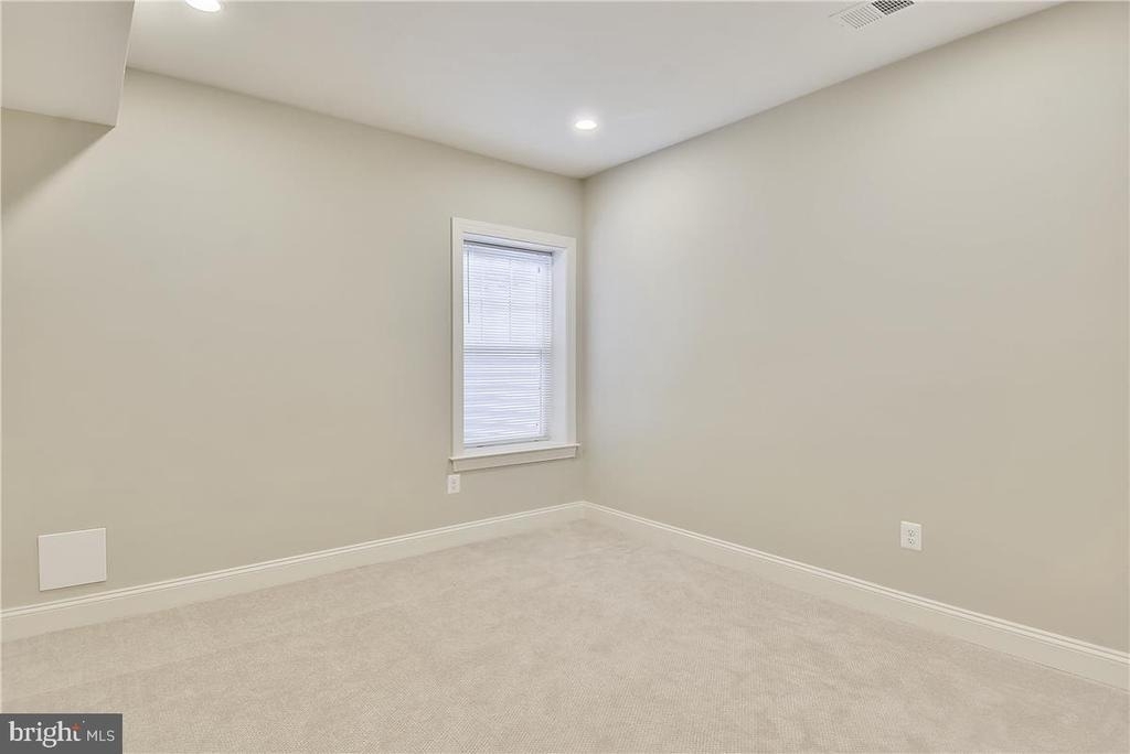 2205 N Edison Street N - Photo 17