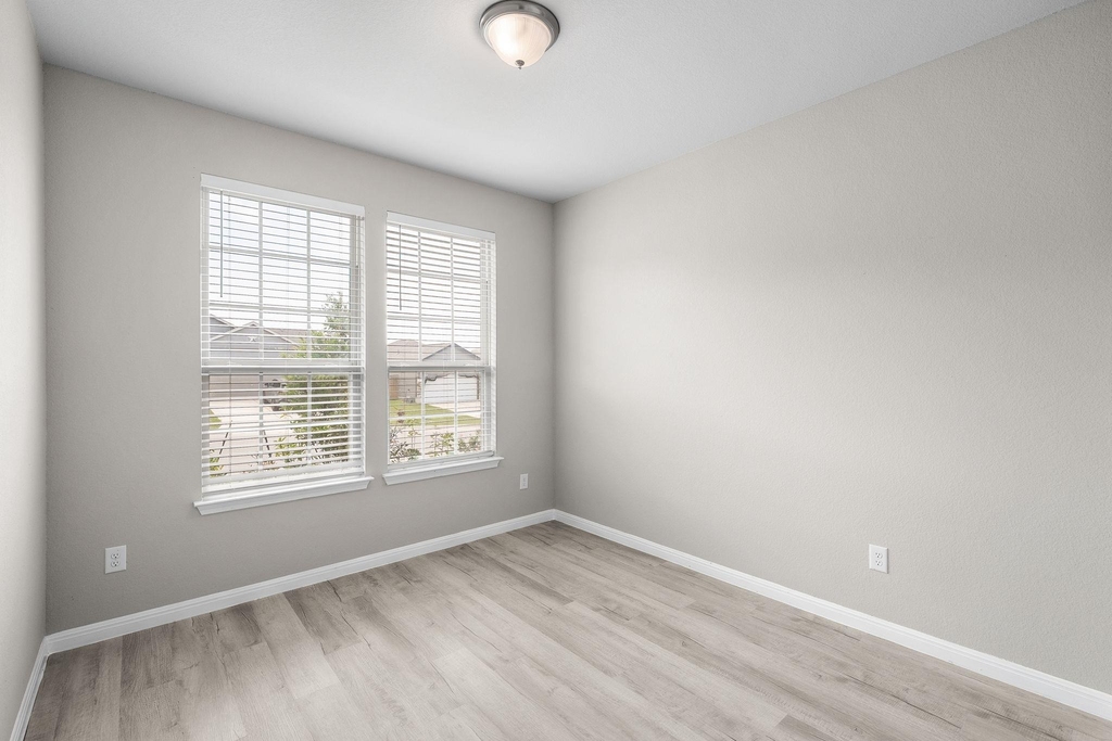 313 Mclintock Rd - Photo 4