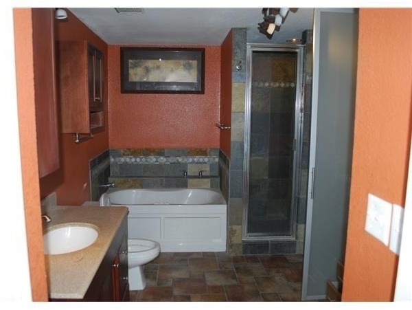 1028 Quail Valley Dr - Photo 3