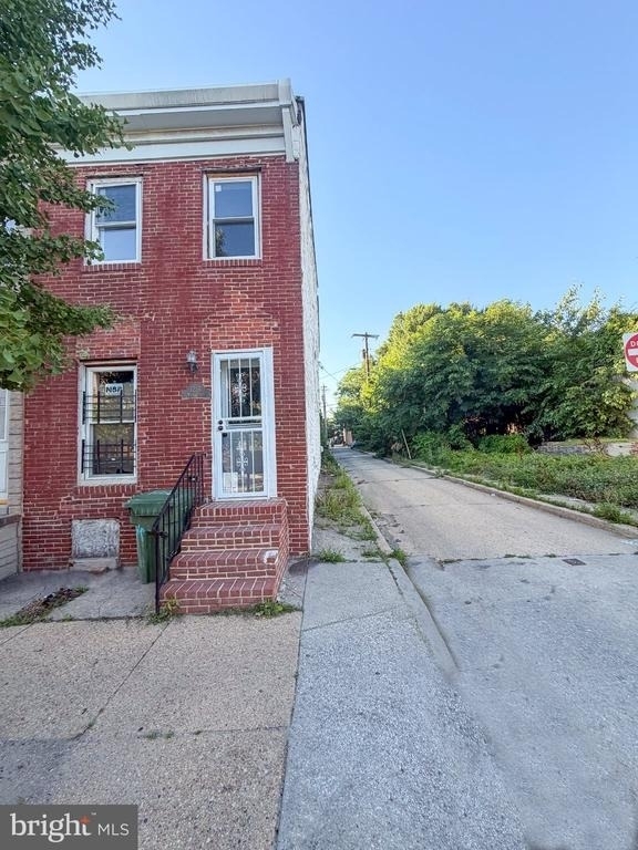 1226 Pratt Street W - Photo 0