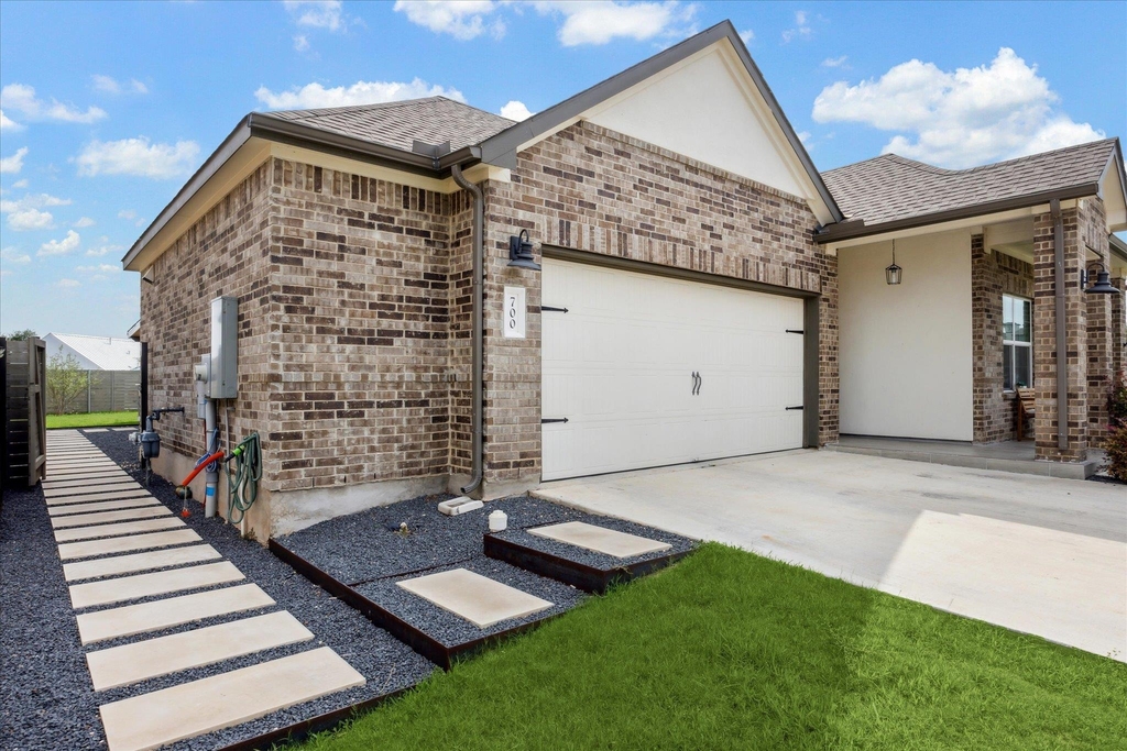 700 Legends Ln - Photo 3