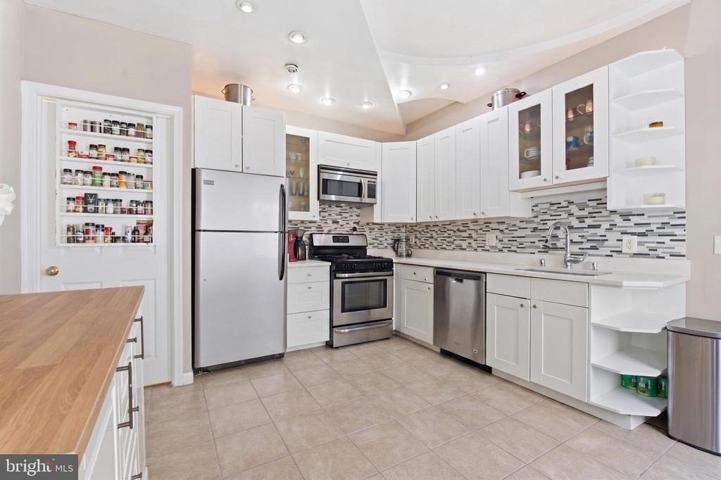 116 W Clement Street - Photo 10