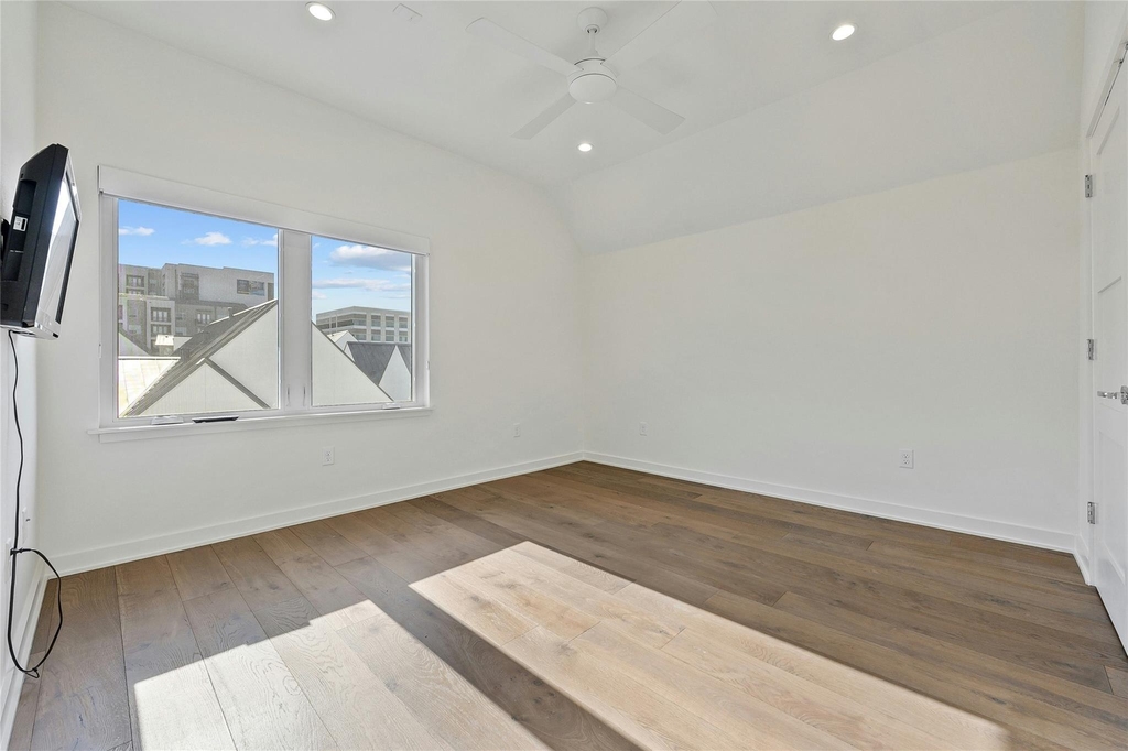 2518 Sutherland St - Photo 22