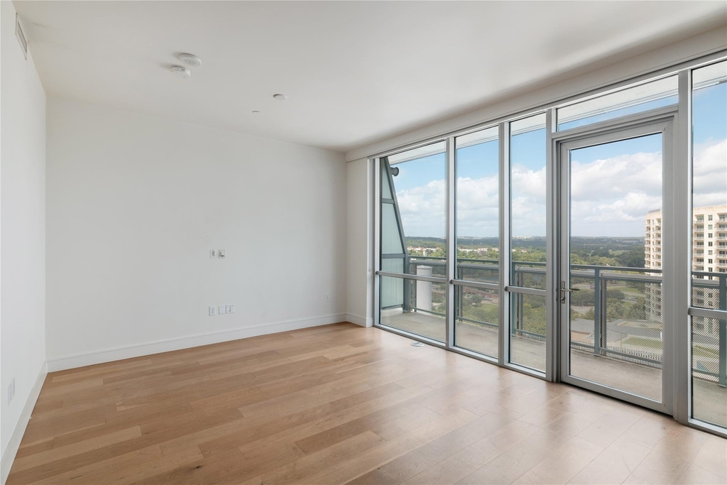 222 West Ave - Photo 2