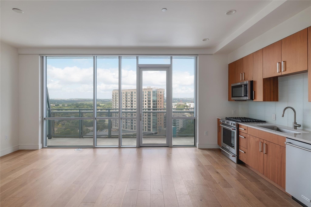 222 West Ave - Photo 1
