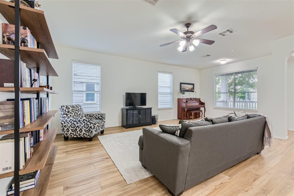 1717 Thompson Trl - Photo 4