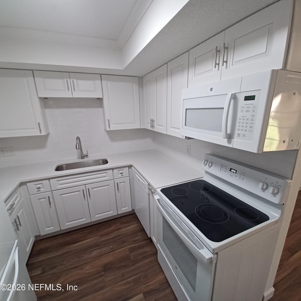 3918 La Mirada Drive N - Photo 6