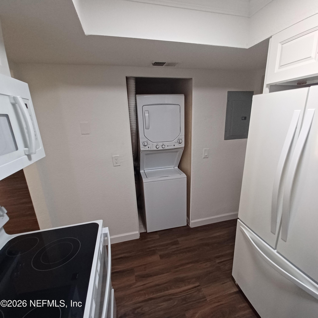 3918 La Mirada Drive N - Photo 8