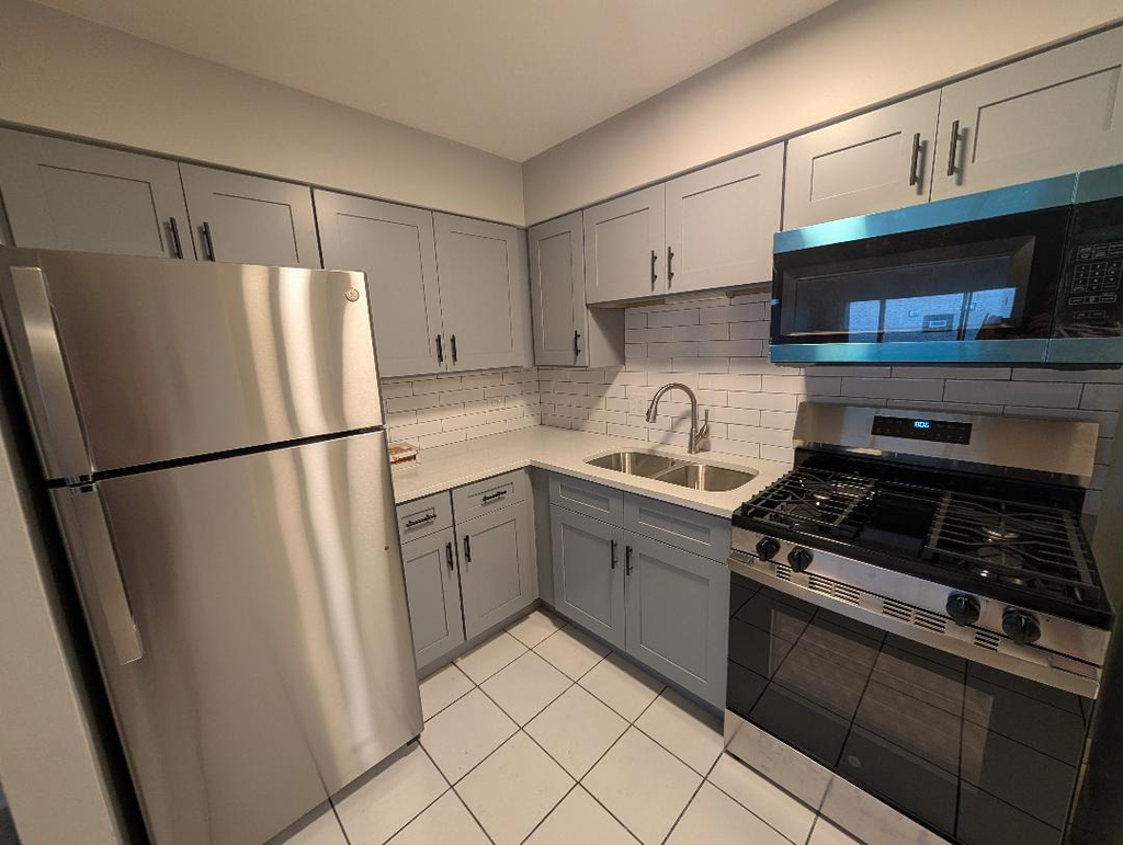 7925 W 103 Street - Photo 2