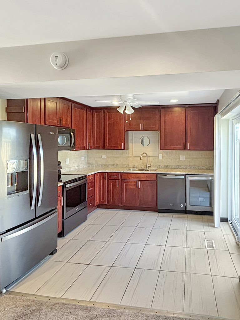 905 Abingdon Court - Photo 1